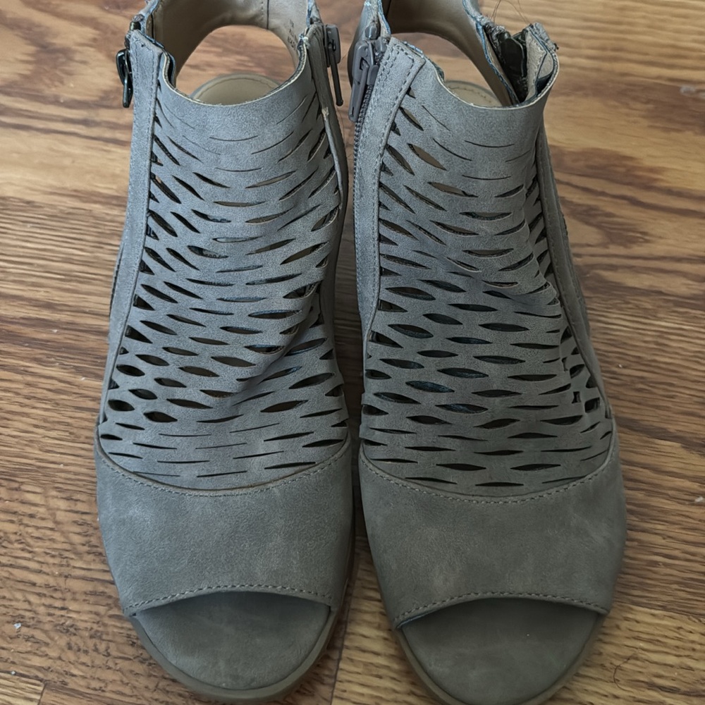 Stylish Gray Women's Heeled Sandals